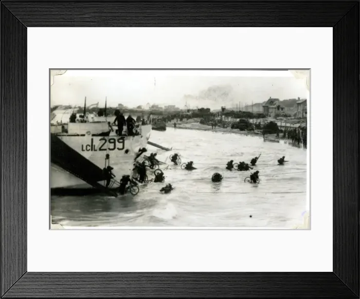 Framed Print : D-Day Canadians landing, Normandy, France, WW2 Framed Print : D-Day Canadians landing, Normandy, France, WW2