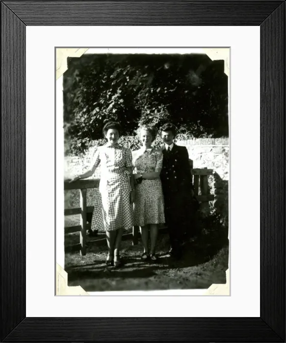 Framed Print : Estate Cottage, Southwick Park, Hampshire, WW2 Framed Print : Estate Cottage, Southwick Park, Hampshire, WW2