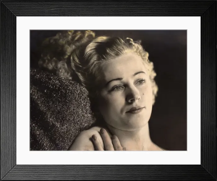 Framed Print : Portrait of a young woman Framed Print : Portrait of a young woman