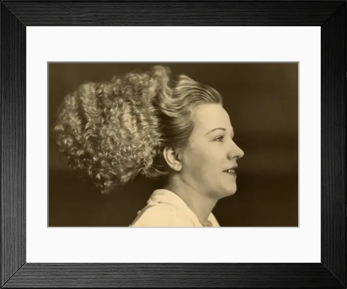 Framed Print : Portrait of a young woman (Wanda from Lille) Framed Print : Portrait of a young woman (Wanda from Lille)