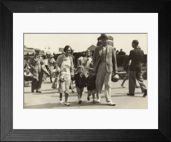 Framed Print : Family on holiday in Margate, 1936 Framed Print : Family on holiday in Margate, 1936