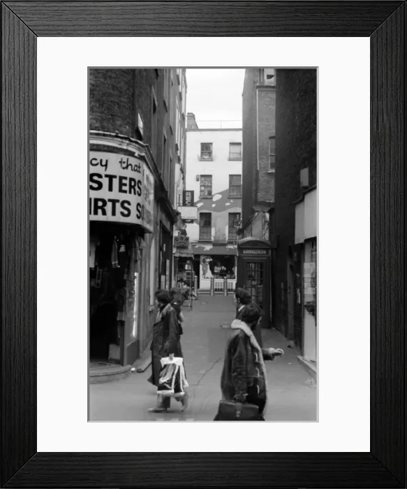 Framed Print : Soho, London - Lowndes Court, Carnaby Street W1 Framed Print : Soho, London - Lowndes Court, Carnaby Street W1