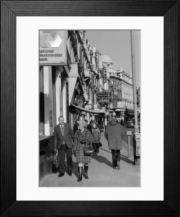 Framed Print : Soho, London - Shaftesbury Avenue W1 Framed Print : Soho, London - Shaftesbury Avenue W1