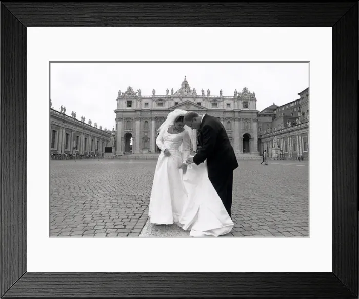 Framed Print : Bride and groom in Rome, Italy Framed Print : Bride and groom in Rome, Italy