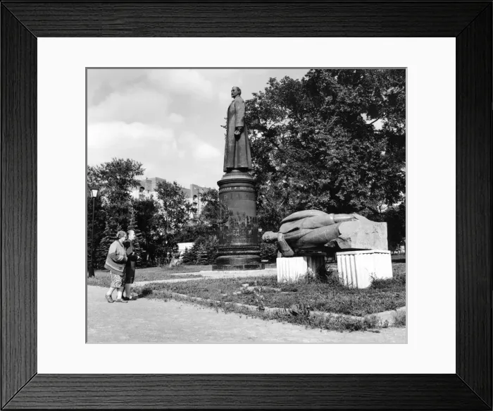 Framed Print : Statues in Muzeon Sculpture Park, Moscow, Russia Framed Print : Statues in Muzeon Sculpture Park, Moscow, Russia