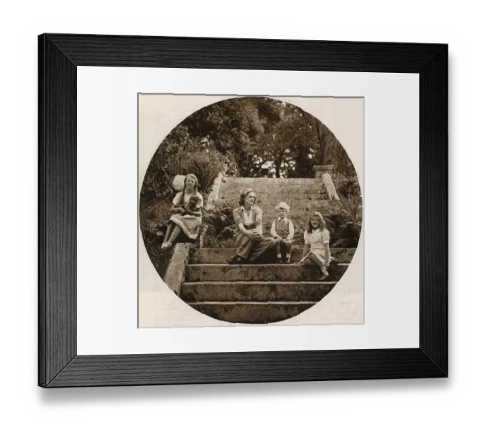 Framed Print : Daphne du Maurier at their Cornish home, Menabilly, 1945 Framed Print : Daphne du Maurier at their Cornish home, Menabilly, 1945