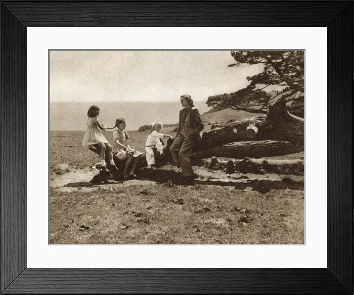 Framed Print : Daphne du Maurier and children at Menabilly, 1944 Framed Print : Daphne du Maurier and children at Menabilly, 1944