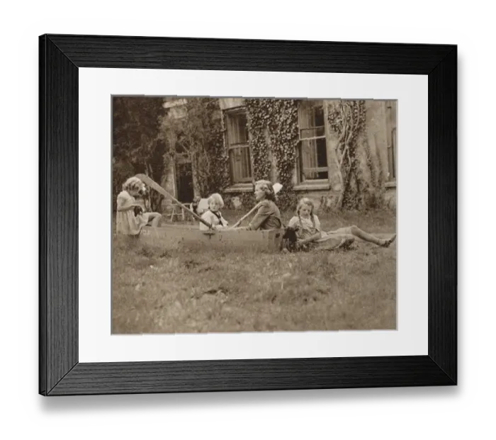 Framed Print : Daphne du Maurier and children at Menabilly, 1944 Framed Print : Daphne du Maurier and children at Menabilly, 1944
