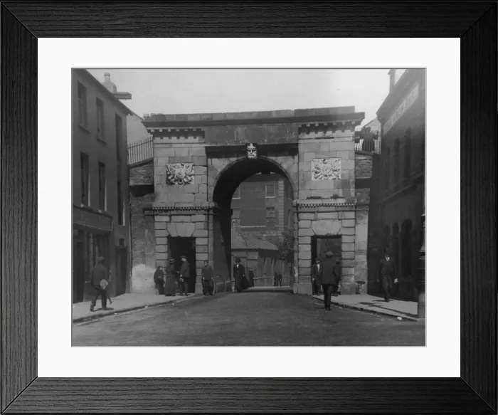 Framed Print : Bishops Gate, Londonderry, Northern Ireland Framed Print : Bishops Gate, Londonderry, Northern Ireland