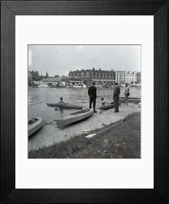 Framed Print : Canoeing on the River Thames