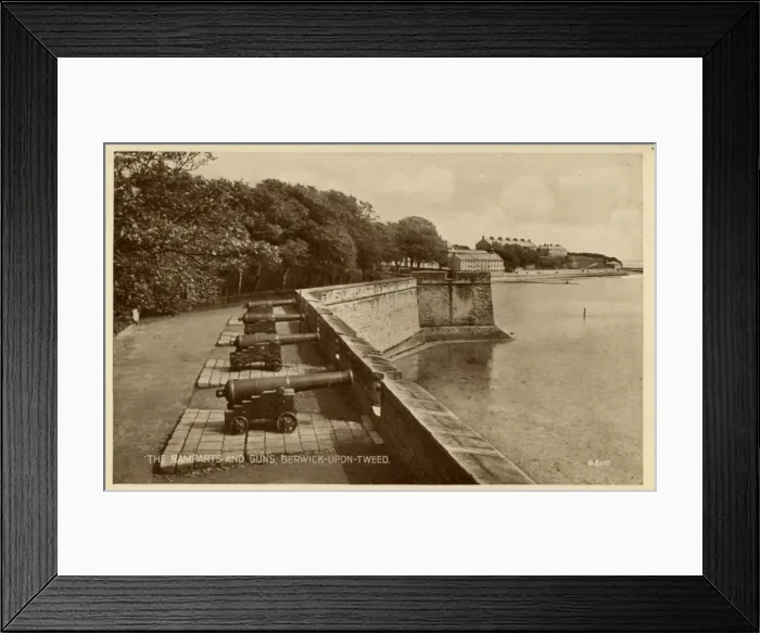 Framed Print : Berwick-upon-Tweed, Northumberland - Ramparts and Cannon Framed Print : Berwick-upon-Tweed, Northumberland - Ramparts and Cannon