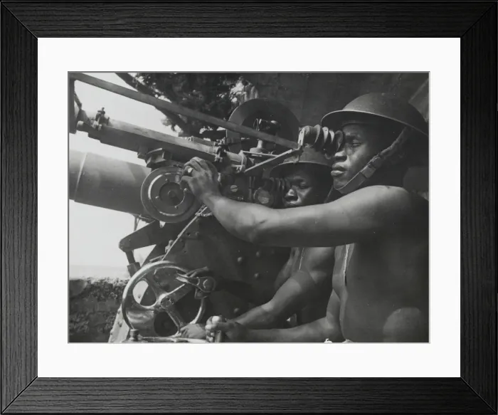Framed Print : WW2 - Bofors gun crew from the King?s African Rifles Framed Print : WW2 - Bofors gun crew from the King?s African Rifles