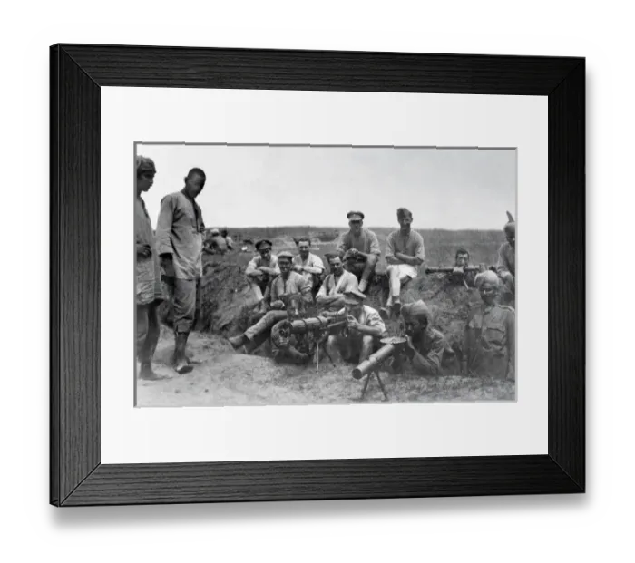 Framed Print : British and Indian machine gunners with Vickers machine gun