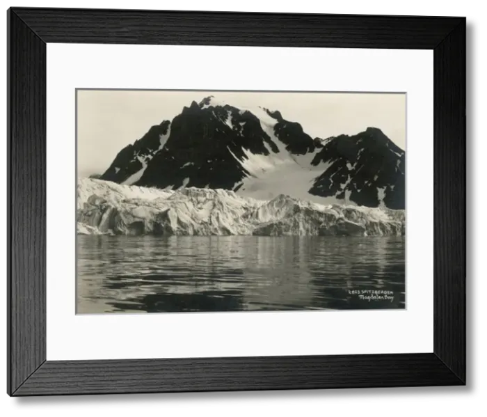 Framed Print : Spitsbergen (Spitzbergen), Magdalen Bay Framed Print : Spitsbergen (Spitzbergen), Magdalen Bay