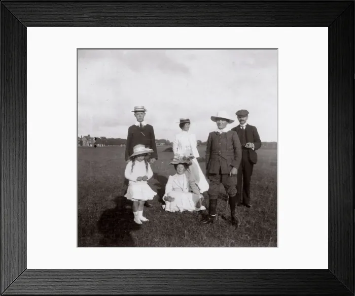 Framed Print : Family on holiday, Southwold, Suffolk Framed Print : Family on holiday, Southwold, Suffolk
