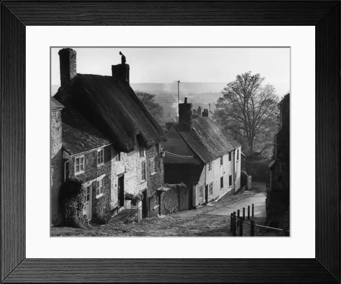Framed Print : Row of cottages in a sloping street, Shaftesbury, Dorset Framed Print : Row of cottages in a sloping street, Shaftesbury, Dorset