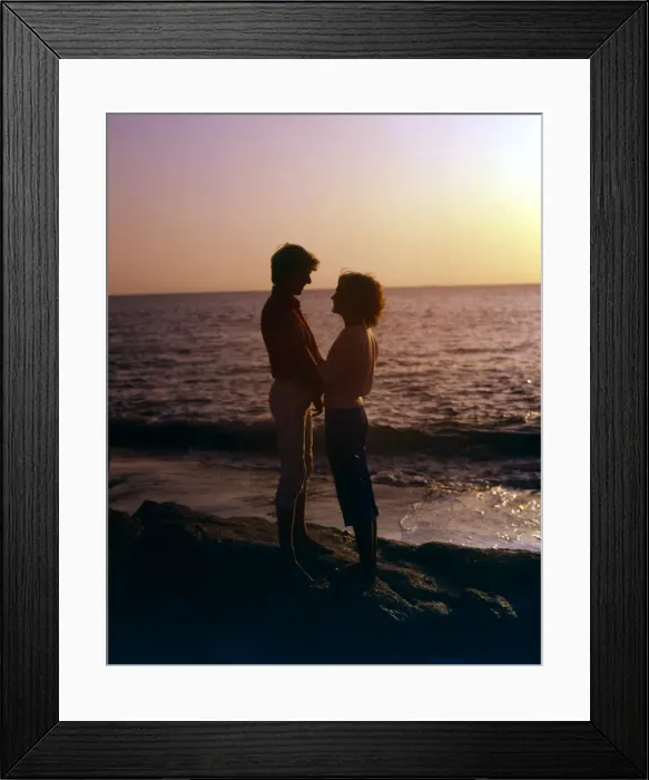 Framed Print : Couple by the sea in the sunset, Cornwall Framed Print : Couple by the sea in the sunset, Cornwall