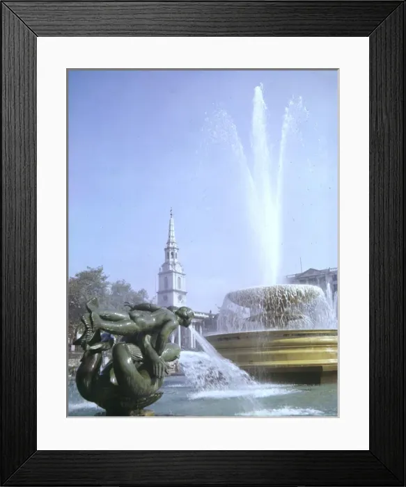 Framed Print : Trafalgar Square fountain, London Framed Print : Trafalgar Square fountain, London