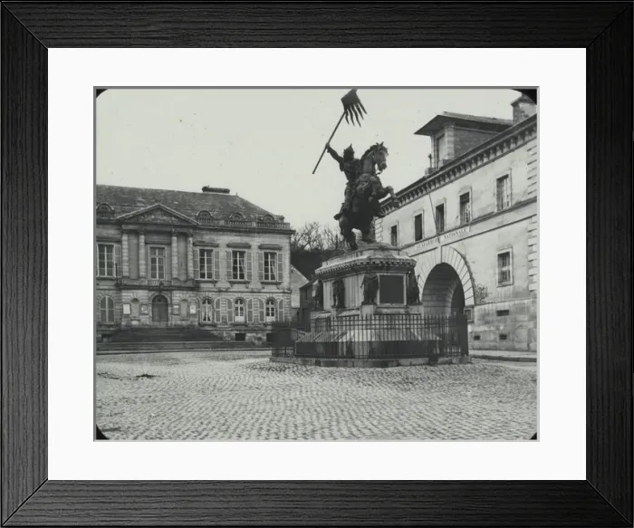 Framed Print : Falaise, William the Conqueror statue Framed Print : Falaise, William the Conqueror statue