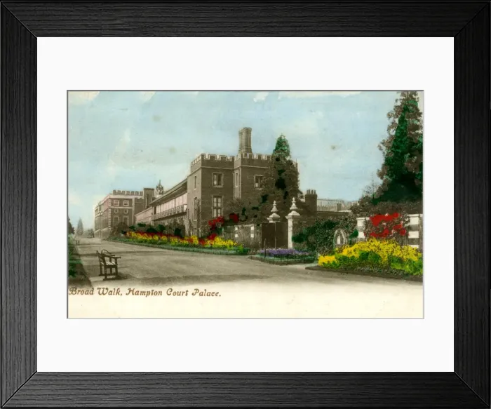 Framed Print : Broad Walk, Hampton Court Palace, London Framed Print : Broad Walk, Hampton Court Palace, London
