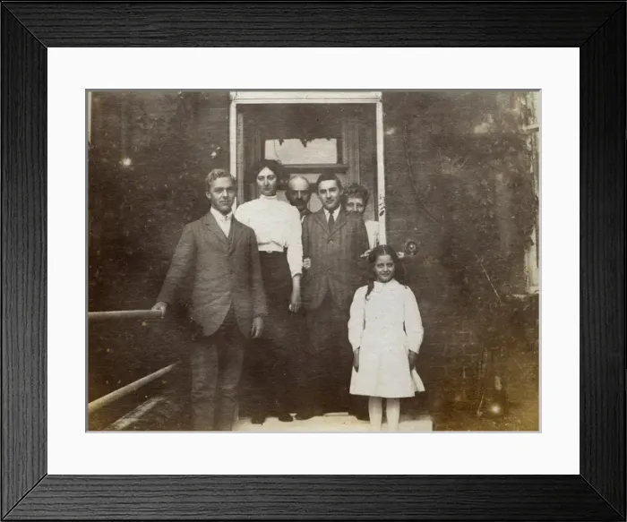 Framed Print : Family group on holiday, Southwold, Suffolk Framed Print : Family group on holiday, Southwold, Suffolk