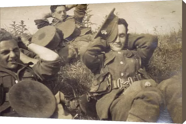 Soldiers of Royal Fusiliers relaxing during route march, WW1