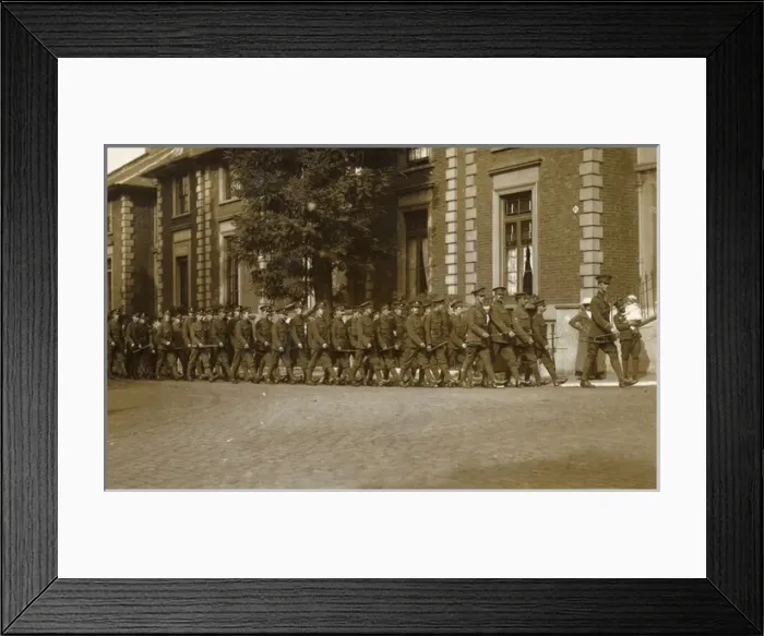 Framed Print : Royal Fusiliers marching in Peckham, SE London, WW1 Framed Print : Royal Fusiliers marching in Peckham, SE London, WW1