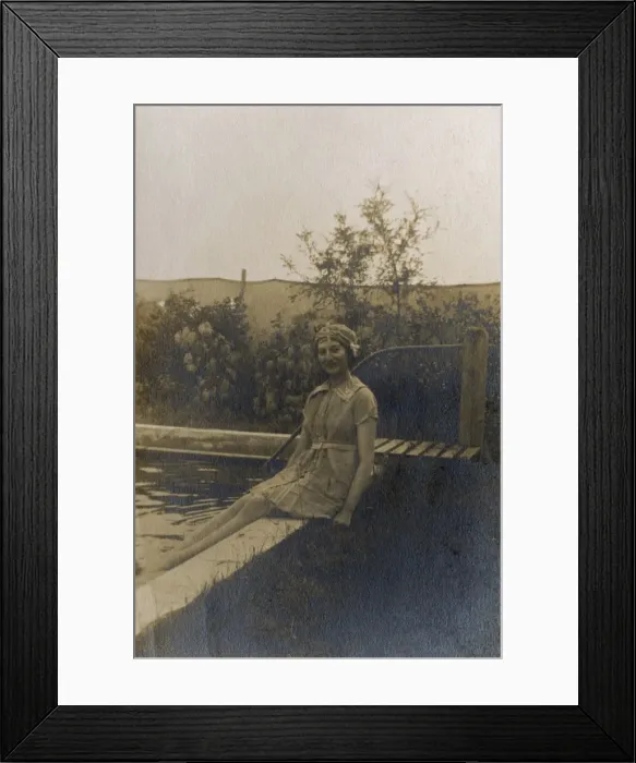 Framed Print : Young woman, Madresfield, Worcestershire, WW1 Framed Print : Young woman, Madresfield, Worcestershire, WW1
