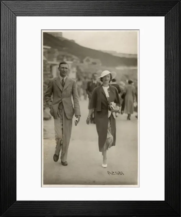 Framed Print : Stylish holiday couple in Scarborough walk along the beach Framed Print : Stylish holiday couple in Scarborough walk along the beach
