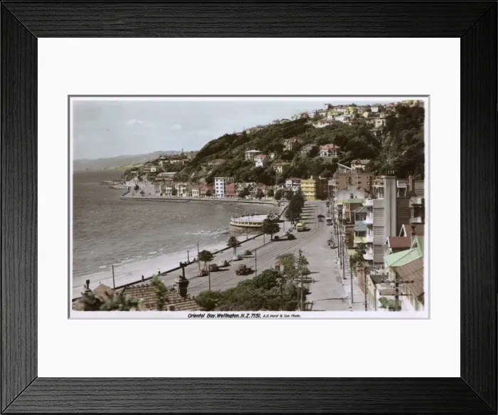 Framed Print : Wellington, New Zealand - Oriental Bay Framed Print : Wellington, New Zealand - Oriental Bay