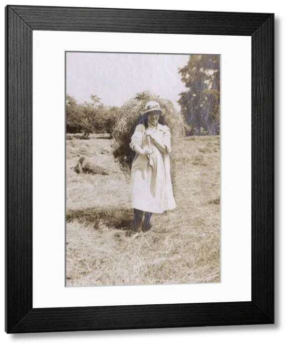 Framed Print : Woman helping with the harvest, WW1 Framed Print : Woman helping with the harvest, WW1