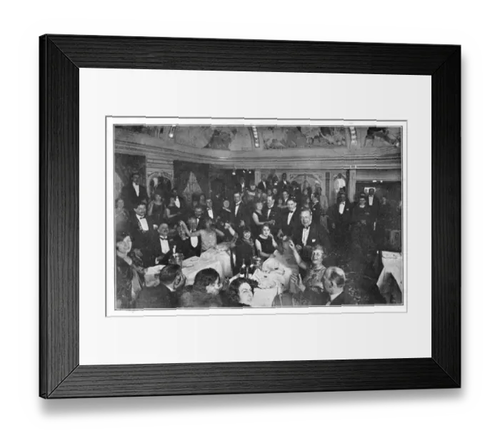 Framed Print : An interior view of the Parisian nightclub Le Capitole, Mont Framed Print : An interior view of the Parisian nightclub Le Capitole, Mont