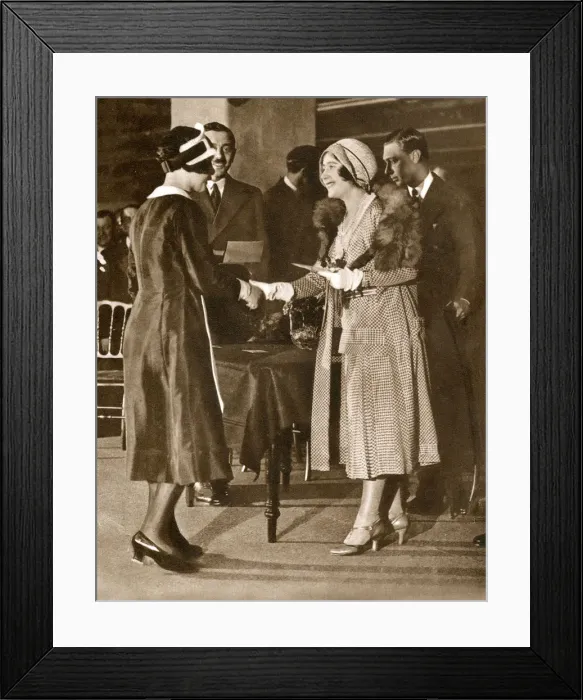 Framed Print : The Duchess of York presents an award to Nippy of the Year Framed Print : The Duchess of York presents an award to Nippy of the Year