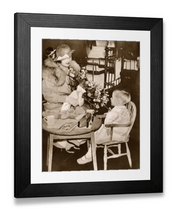 Framed Print : Elizabeth, Duchess of York visiting St. Marys Hospital Framed Print : Elizabeth, Duchess of York visiting St. Marys Hospital