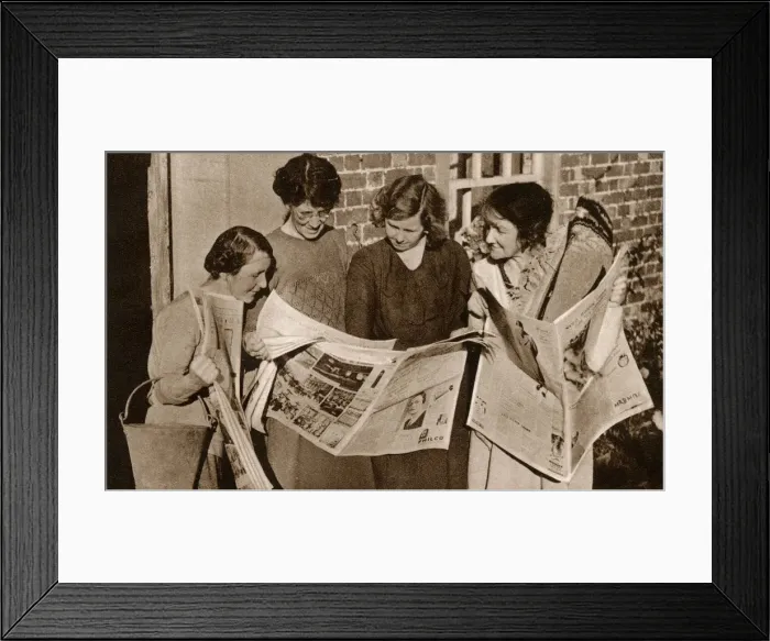 Framed Print : Public learn of Constitutional Crisis in the British Royalty Framed Print : Public learn of Constitutional Crisis in the British Royalty