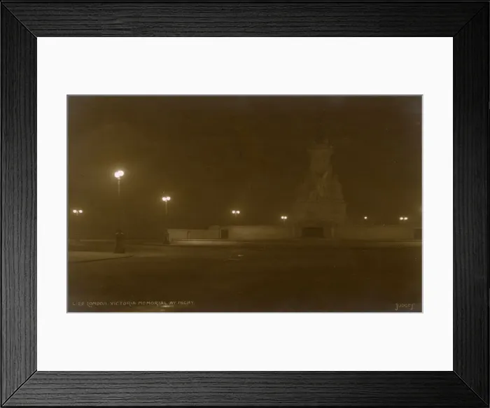 Framed Print : The Victoria Memorial on a foggy night Framed Print : The Victoria Memorial on a foggy night