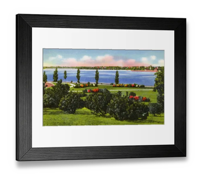 Framed Print : Minneapolis, Minnesota, USA - Lake Nokomis Park Framed Print : Minneapolis, Minnesota, USA - Lake Nokomis Park