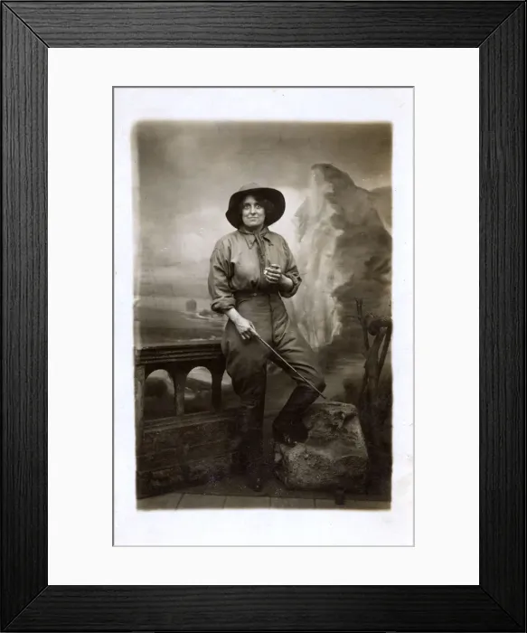 Framed Print : A Woman posing as a frontiersperson in a studio Framed Print : A Woman posing as a frontiersperson in a studio