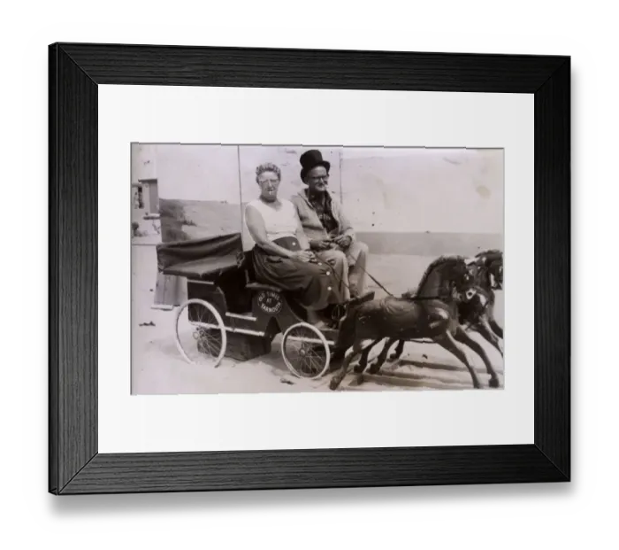 Framed Print : Great Yarmouth, Norfolk - Elderly Couple at the seaside Framed Print : Great Yarmouth, Norfolk - Elderly Couple at the seaside