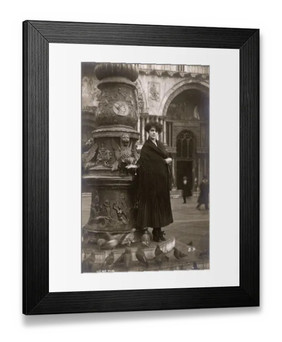 Framed Print : Venetian Girl in traditional shawl, St Marks Square, Venice Framed Print : Venetian Girl in traditional shawl, St Marks Square, Venice