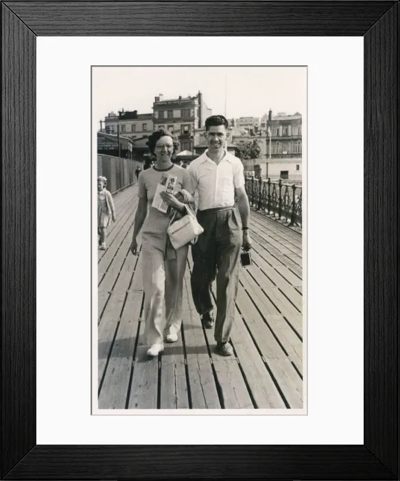 Framed Print : Ryde Pier Head - Isle of Wight, Hampshire - Couple Framed Print : Ryde Pier Head - Isle of Wight, Hampshire - Couple