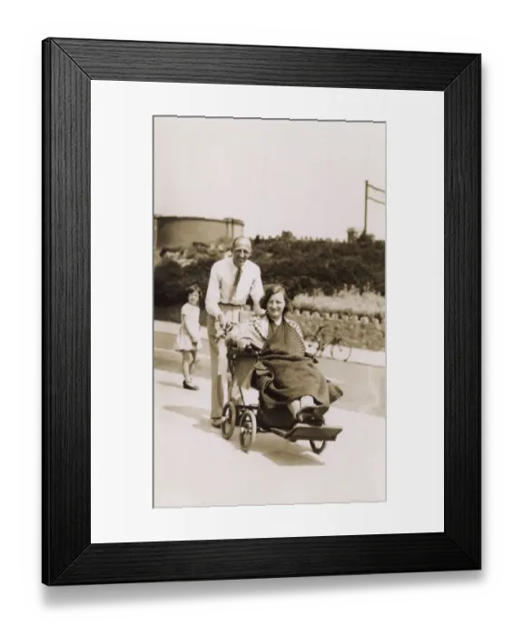 Framed Print : A couple don t let injury spoil their seaside holiday Framed Print : A couple don t let injury spoil their seaside holiday