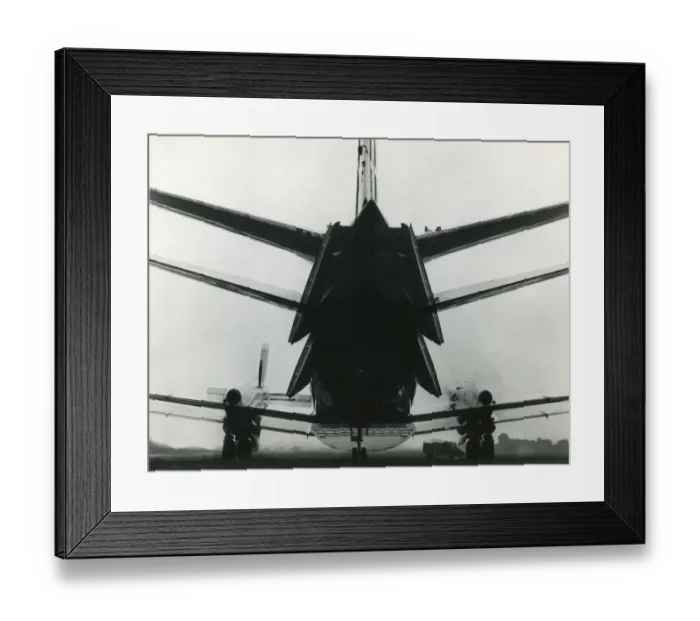Framed Print : Hawker Siddeley Andover C1, effect of kneeling undercarriage Framed Print : Hawker Siddeley Andover C1, effect of kneeling undercarriage