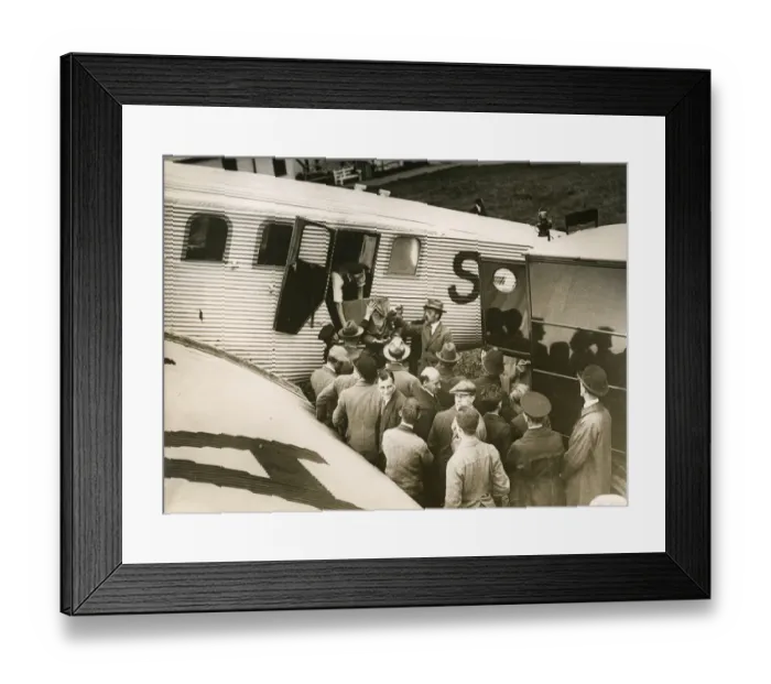 Framed Print : Junkers G24 (G23?), S-aA?. Unloading bullion to the ap? Framed Print : Junkers G24 (G23?), S-aA?. Unloading bullion to the ap?