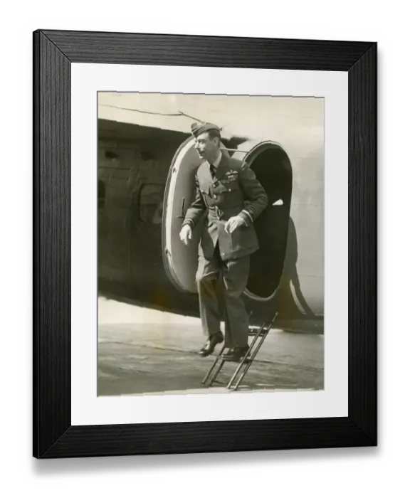 Framed Print : HM King George VI (in RAF uniform) leaves a de Havilland Framed Print : HM King George VI (in RAF uniform) leaves a de Havilland