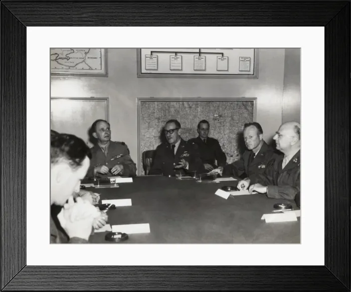Framed Print : Colonel Park Holland, Wing Commander Sitting (Centre Wea? Framed Print : Colonel Park Holland, Wing Commander Sitting (Centre Wea?