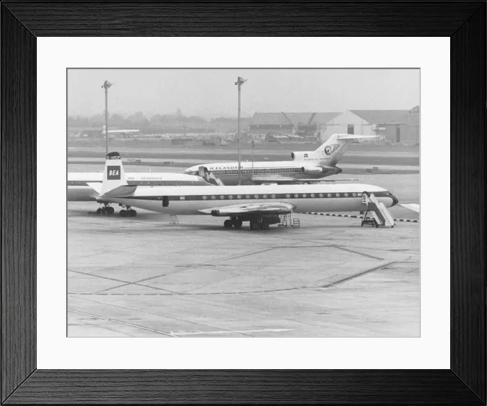 Framed Print : de Havilland DH-106 Comet IVB / 4B Framed Print : de Havilland DH-106 Comet IVB / 4B