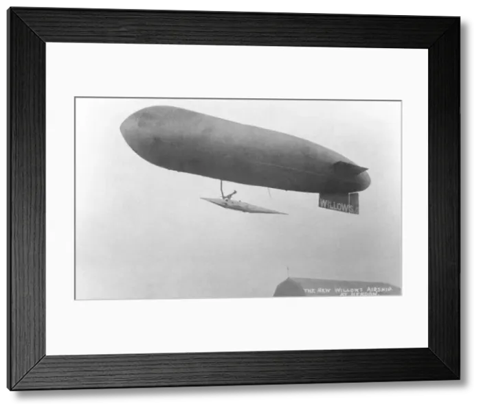 Framed Print : The Willows No. 5 Airship Flying at Hendon Framed Print : The Willows No. 5 Airship Flying at Hendon