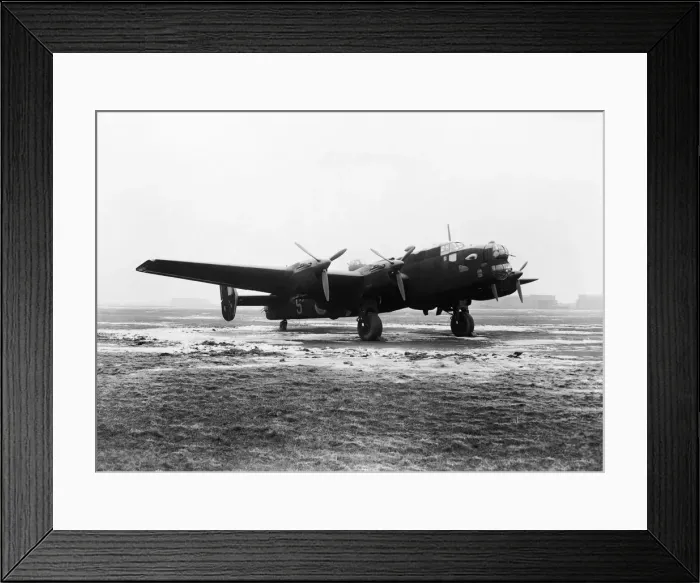 Framed Print : Handley Page HP-57 Halifax B-2 Framed Print : Handley Page HP-57 Halifax B-2