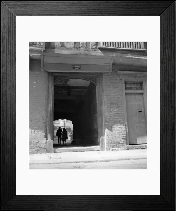 Framed Print : Hampton Court - A London alleyway / passage Framed Print : Hampton Court - A London alleyway / passage